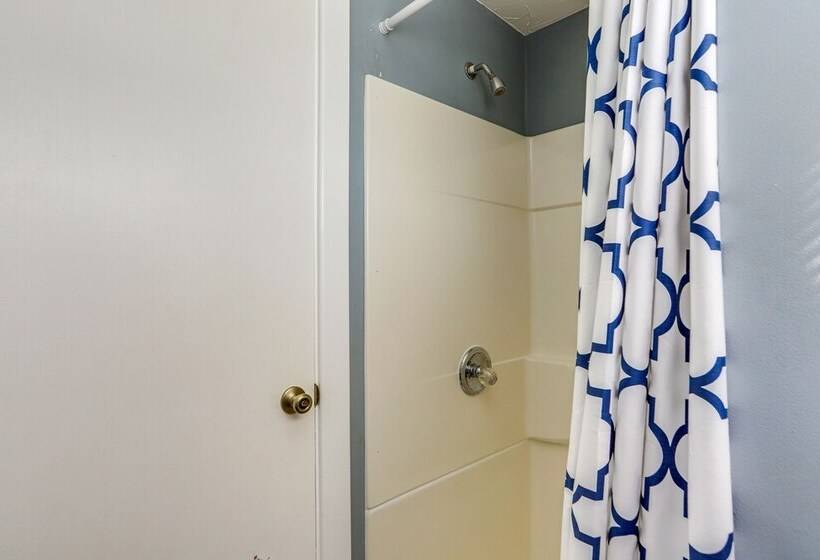 Dog Friendly Port Clinton Home: Walk To Lake Erie!