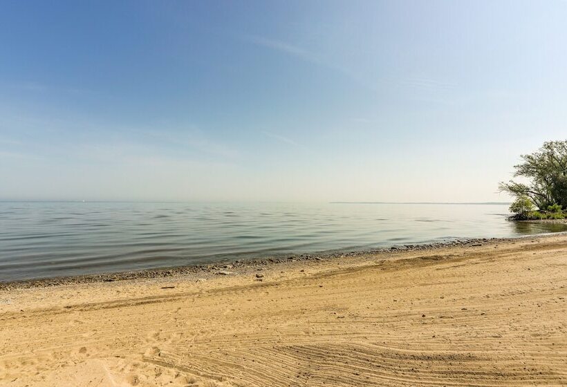 Dog Friendly Port Clinton Home: Walk To Lake Erie!