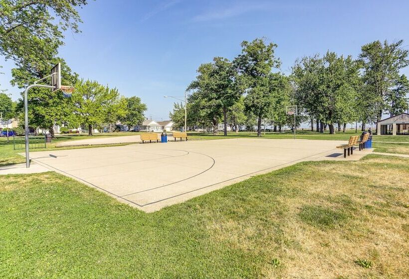 Dog Friendly Port Clinton Home: Walk To Lake Erie!