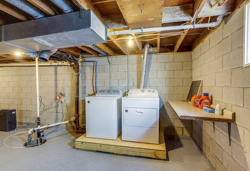 Dog Friendly Port Clinton Home: Walk To Lake Erie!