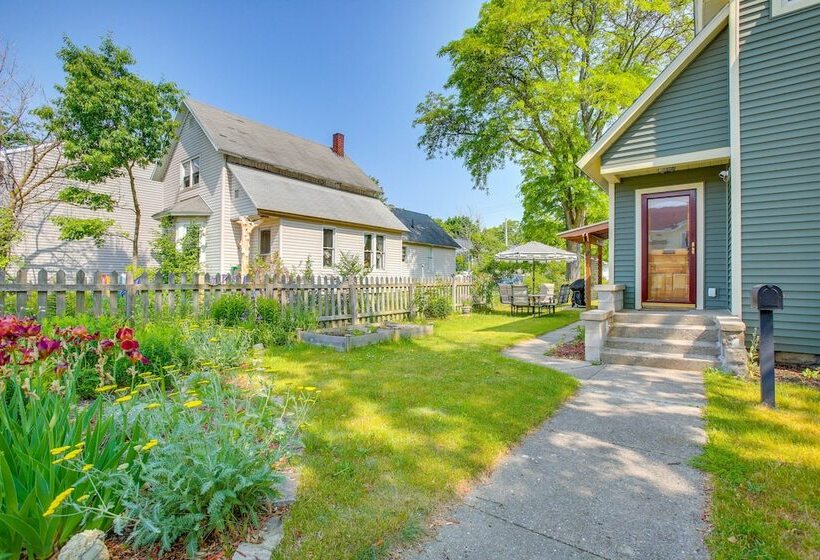 Downtown Traverse City Home   Walk To Beaches!