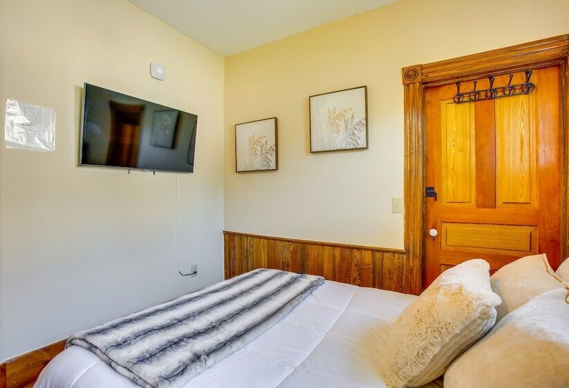 Downtown Traverse City Home   Walk To Beaches!