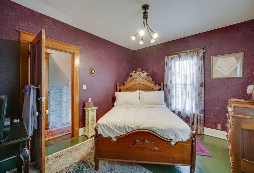 Dtwn Victorian Home   1 Mi To Lake Michigan Beach!