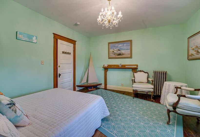 Dtwn Victorian Home   1 Mi To Lake Michigan Beach!