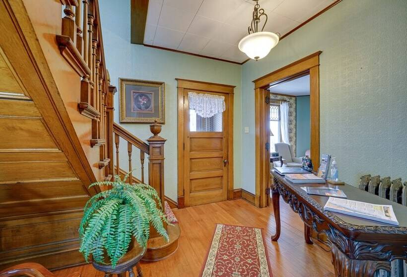 Dtwn Victorian Home   1 Mi To Lake Michigan Beach!