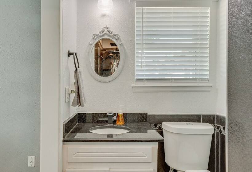 Edmond Home Near Colleges, Lakes, & Shopping!