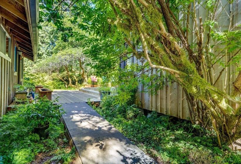 Enchanting Arch Cape Retreat W/ Hot Tub, Fireplace