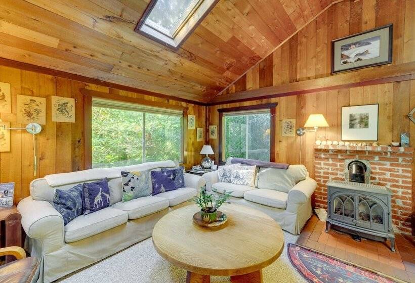 Enchanting Arch Cape Retreat W/ Hot Tub, Fireplace