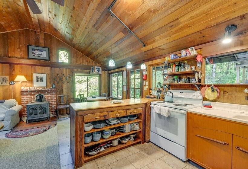 Enchanting Arch Cape Retreat W/ Hot Tub, Fireplace