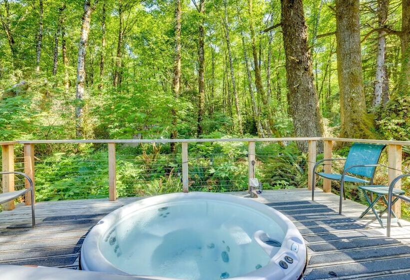 Enchanting Arch Cape Retreat W/ Hot Tub, Fireplace