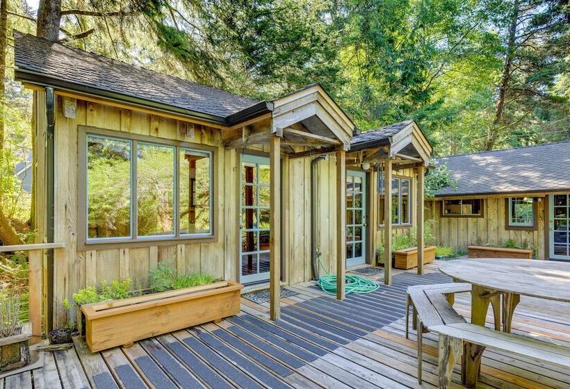 Enchanting Arch Cape Retreat W/ Hot Tub, Fireplace