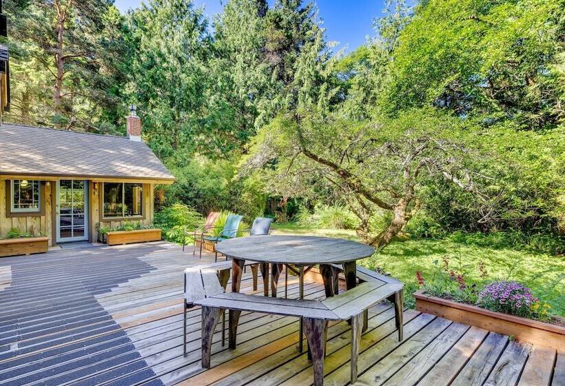 Enchanting Arch Cape Retreat W/ Hot Tub, Fireplace