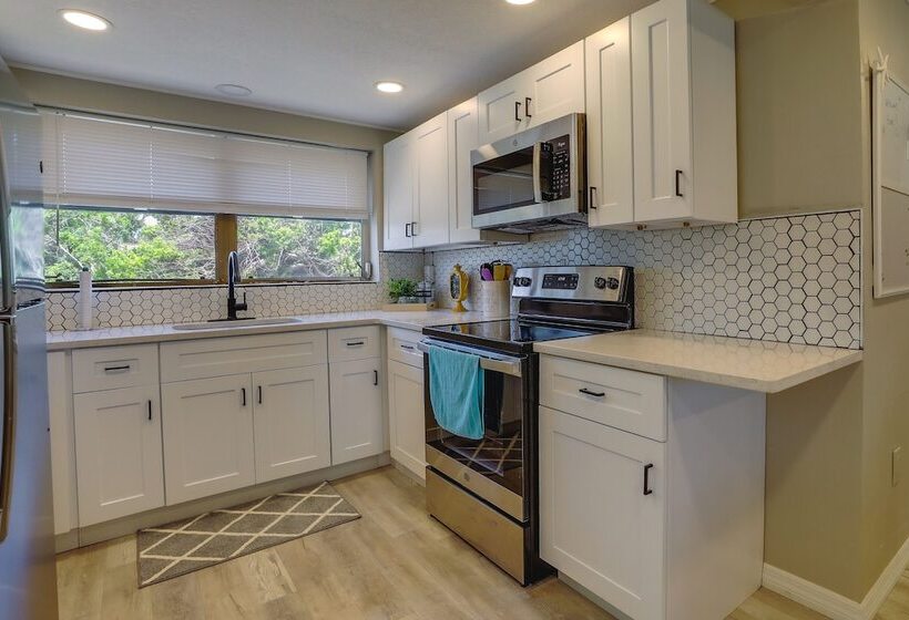 Englewood Vacation Home W/ Screened Porch!