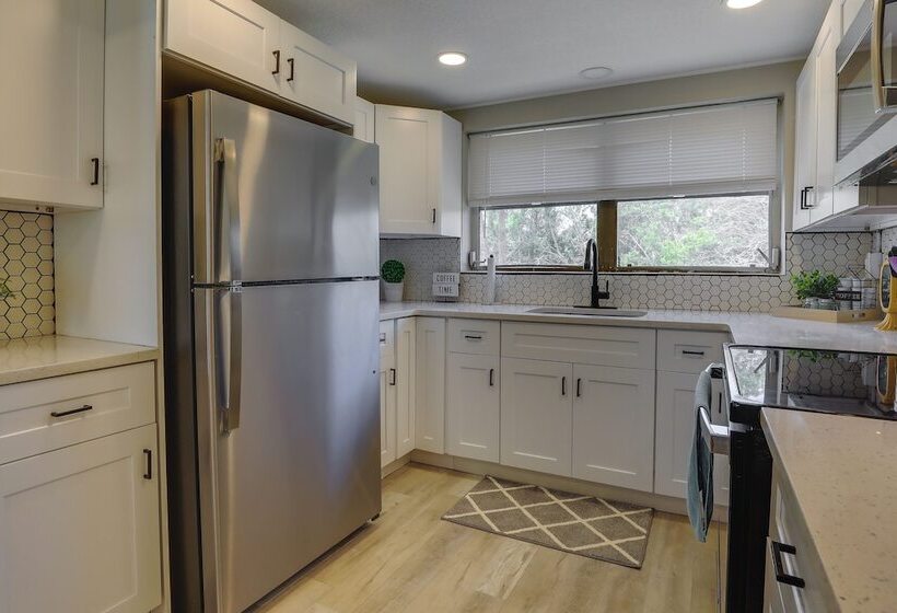 Englewood Vacation Home W/ Screened Porch!