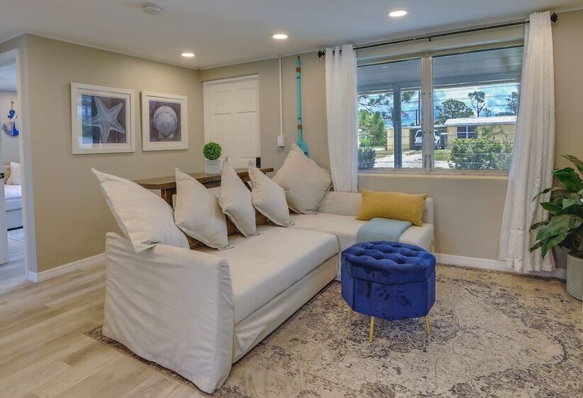 Englewood Vacation Home W/ Screened Porch!