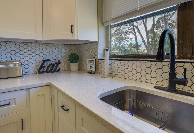 Englewood Vacation Home W/ Screened Porch!