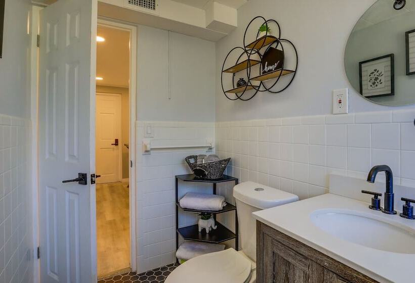 Englewood Vacation Home W/ Screened Porch!