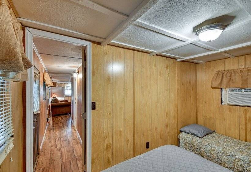 Eufaula Retreat: Community Pool & Screened Porch!