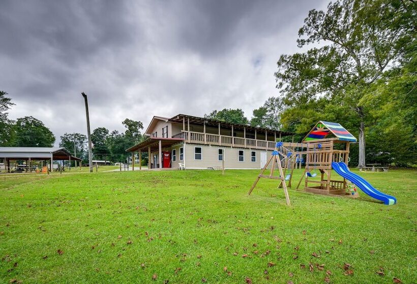 Eufaula Retreat: Community Pool & Screened Porch!