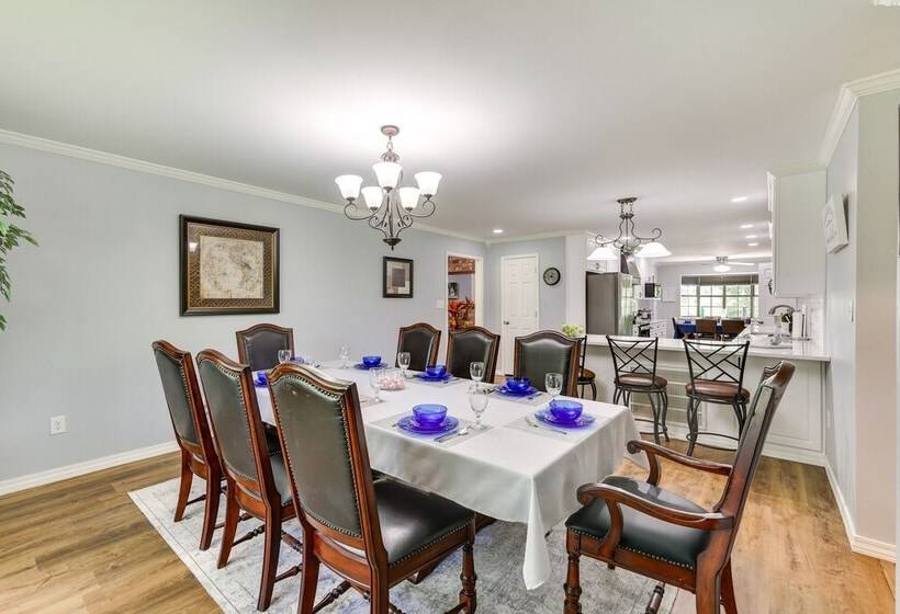 Expansive Fayetteville Retreat: 11 Mi To U Of A!