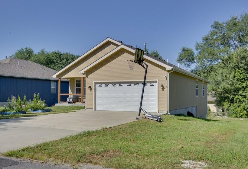 Family Friendly Lansing Home With Covered Balcony!