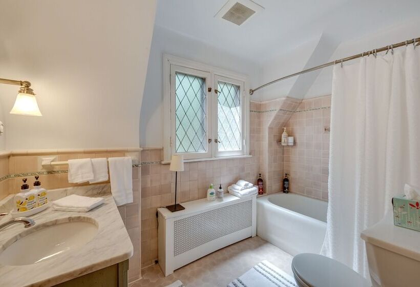 Ferndale Gem, Walk To Stores & Restaurants!