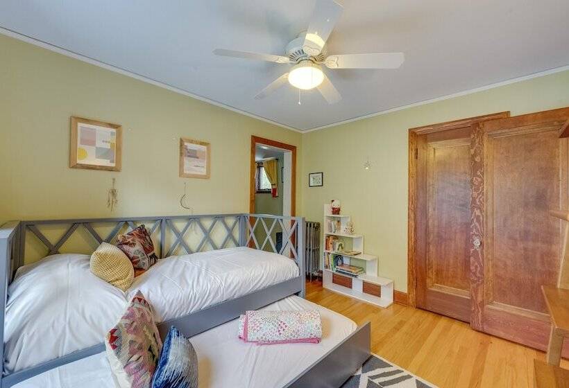 Ferndale Gem, Walk To Stores & Restaurants!