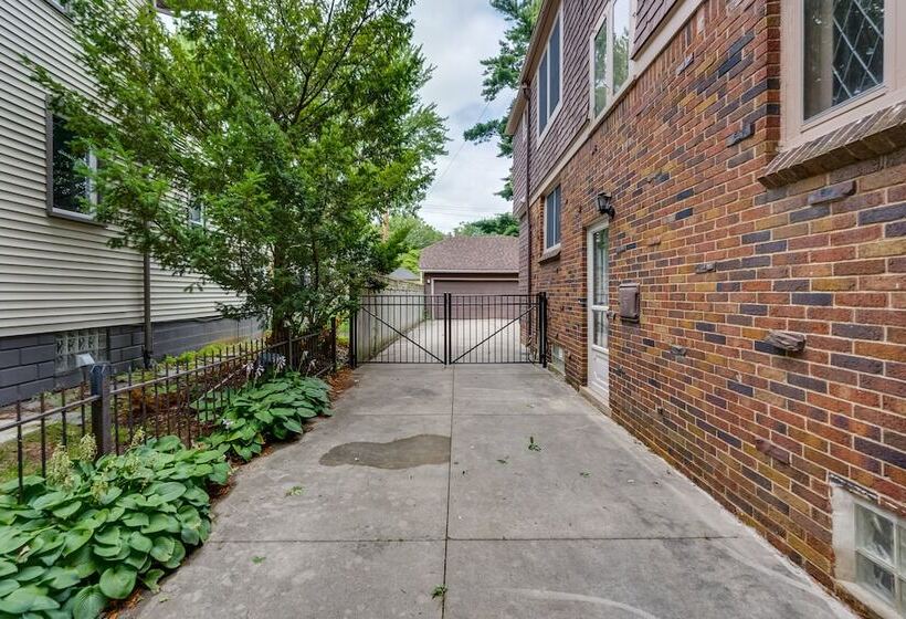 Ferndale Gem, Walk To Stores & Restaurants!