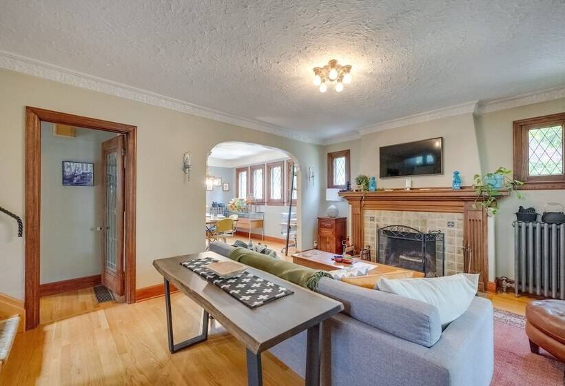 Ferndale Gem, Walk To Stores & Restaurants!