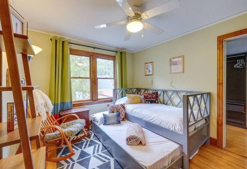 Ferndale Gem, Walk To Stores & Restaurants!