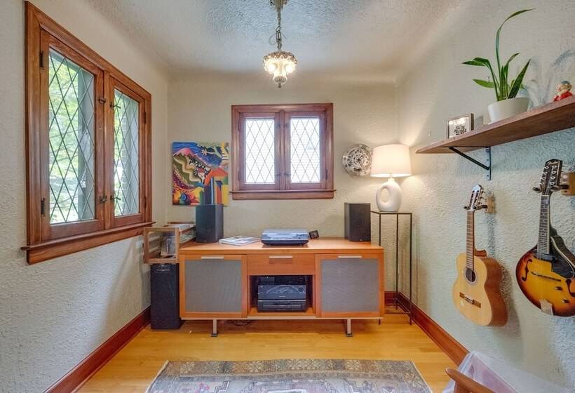 Ferndale Gem, Walk To Stores & Restaurants!