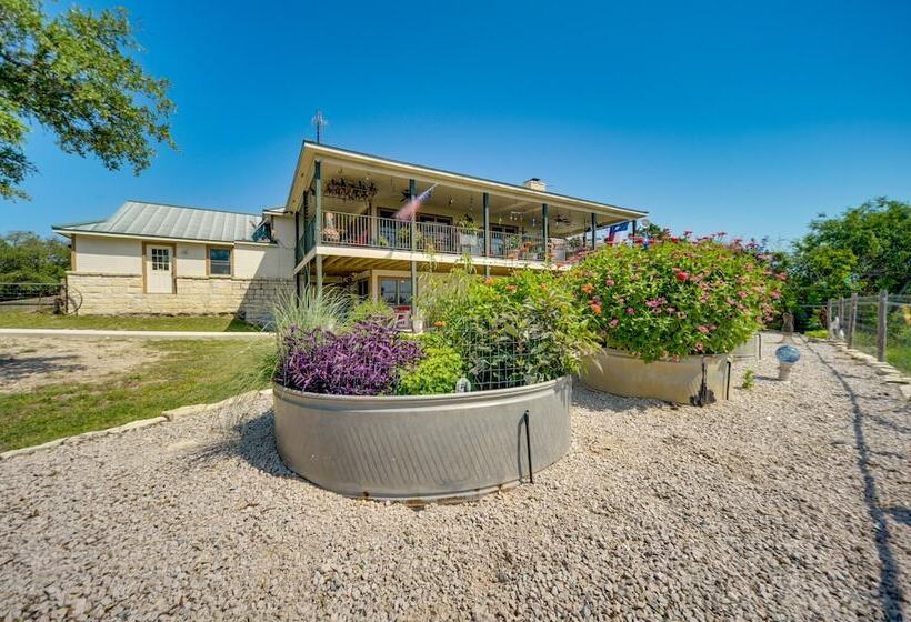 Fredericksburg Retreat W/ Private Hot Tub & Patio!