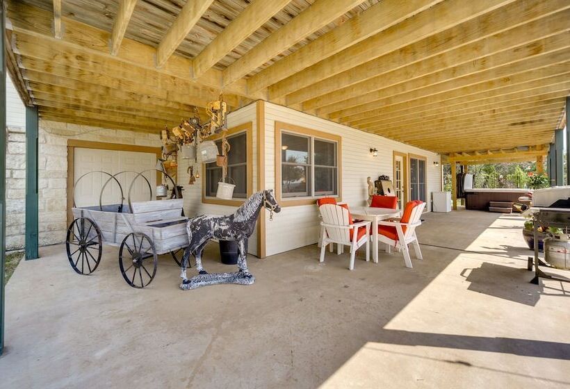 Fredericksburg Retreat W/ Private Hot Tub & Patio!