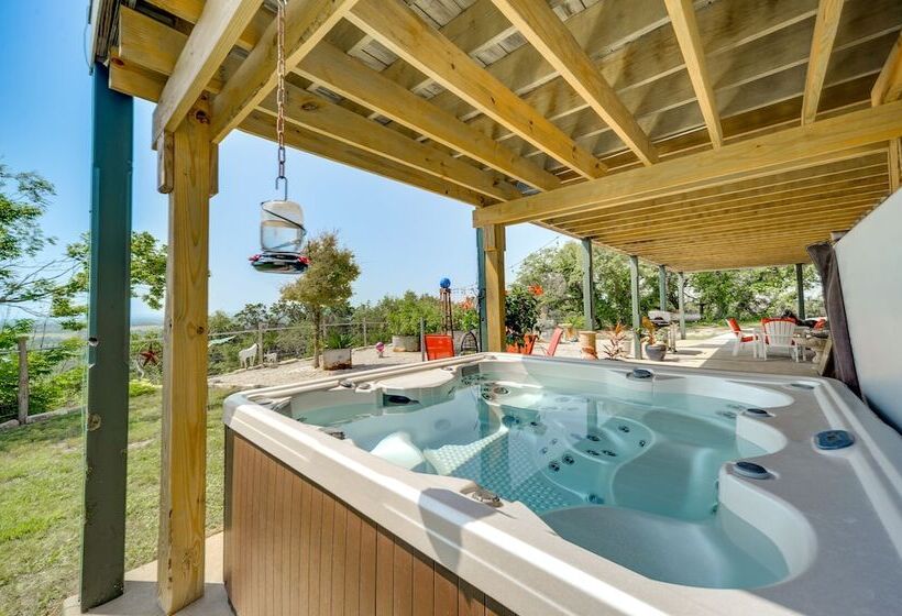Fredericksburg Retreat W/ Private Hot Tub & Patio!