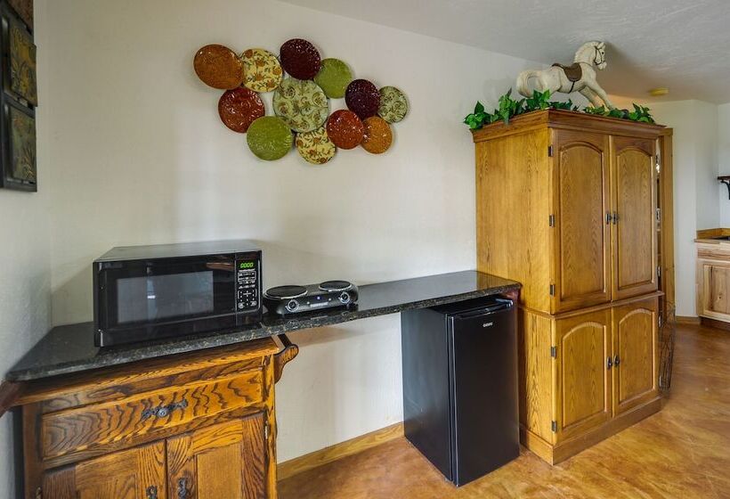 Fredericksburg Retreat W/ Private Hot Tub & Patio!