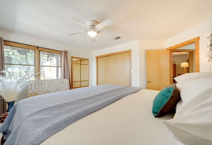 Fredericksburg Retreat W/ Private Hot Tub & Patio!