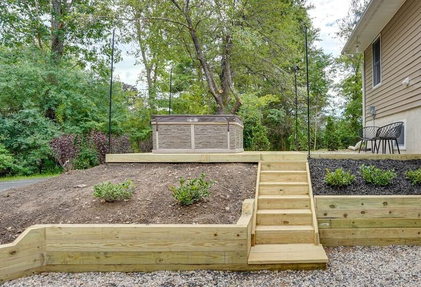 Hot Tub, Fire Pit: Pet Friendly Freehold Home!