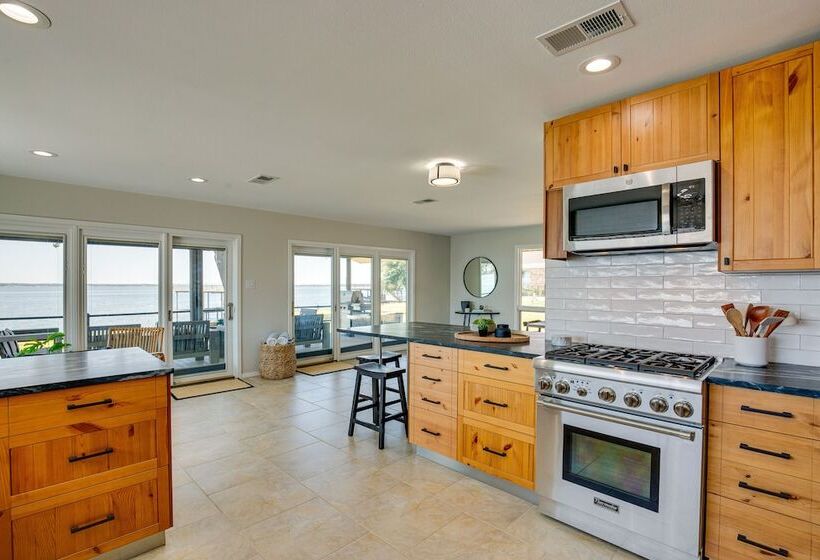 Cedar Creek Lake Views: Gorgeous Mabank House!