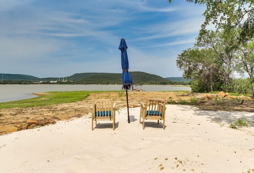 Gorgeous Palo Pinto Home W/ Private Hot Tub!