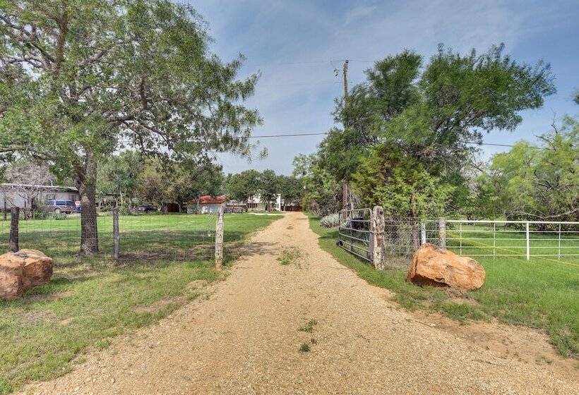 Gorgeous Palo Pinto Home W/ Private Hot Tub!