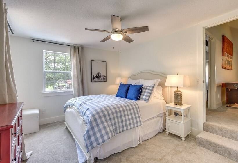 Gorgeous Palo Pinto Home W/ Private Hot Tub!