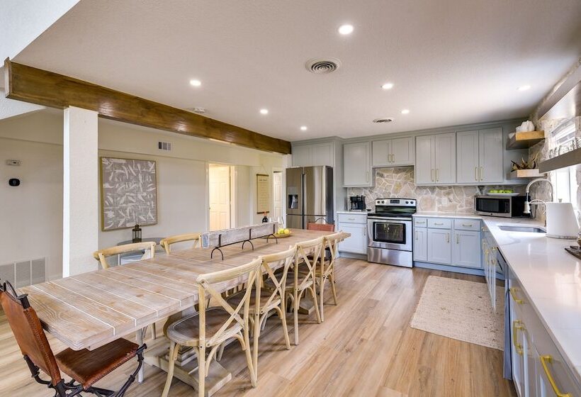 Gorgeous Palo Pinto Home W/ Private Hot Tub!