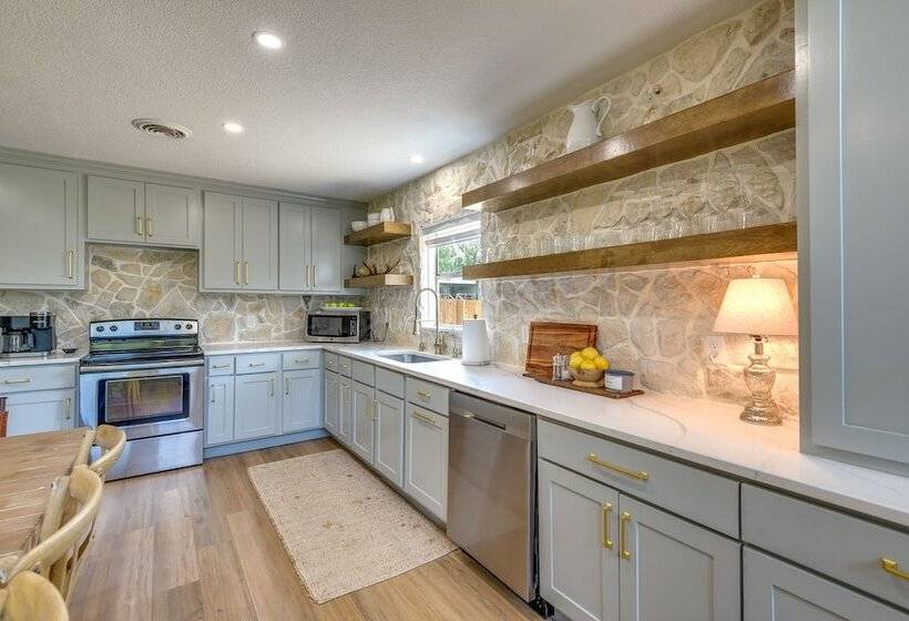 Gorgeous Palo Pinto Home W/ Private Hot Tub!