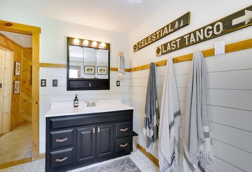 Gorgeous Sunday River Cabin W/ Saltwater Hot Tub!