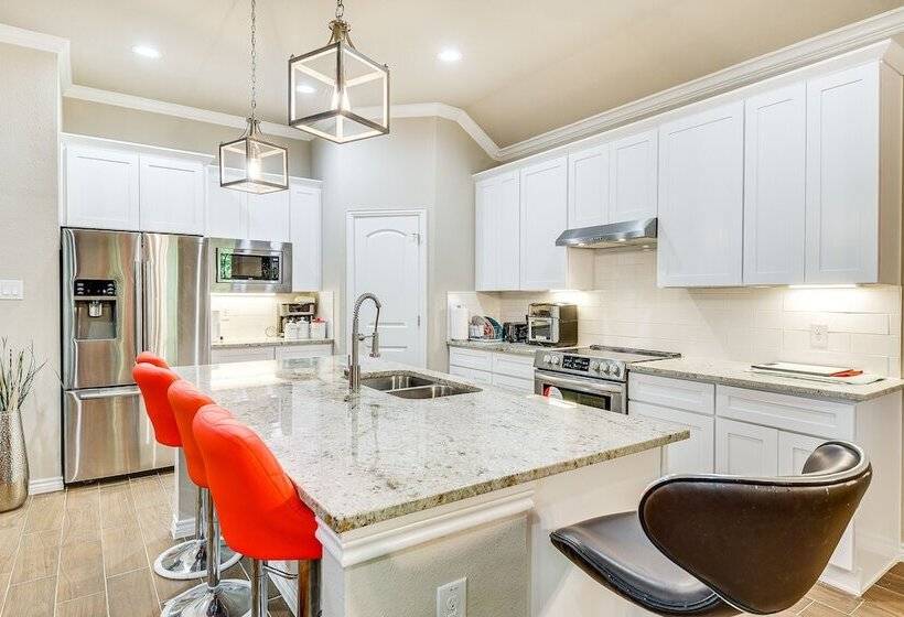 Grand Prairie Gem W/ Yard ~ 5 Mi To At&t Stadium!