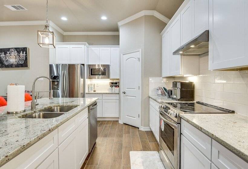 Grand Prairie Gem W/ Yard ~ 5 Mi To At&t Stadium!