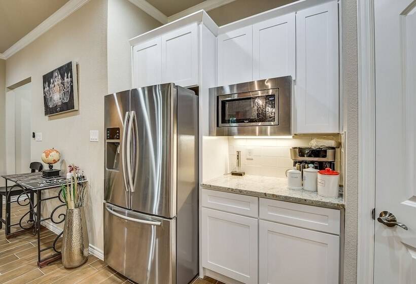 Grand Prairie Gem W/ Yard ~ 5 Mi To At&t Stadium!