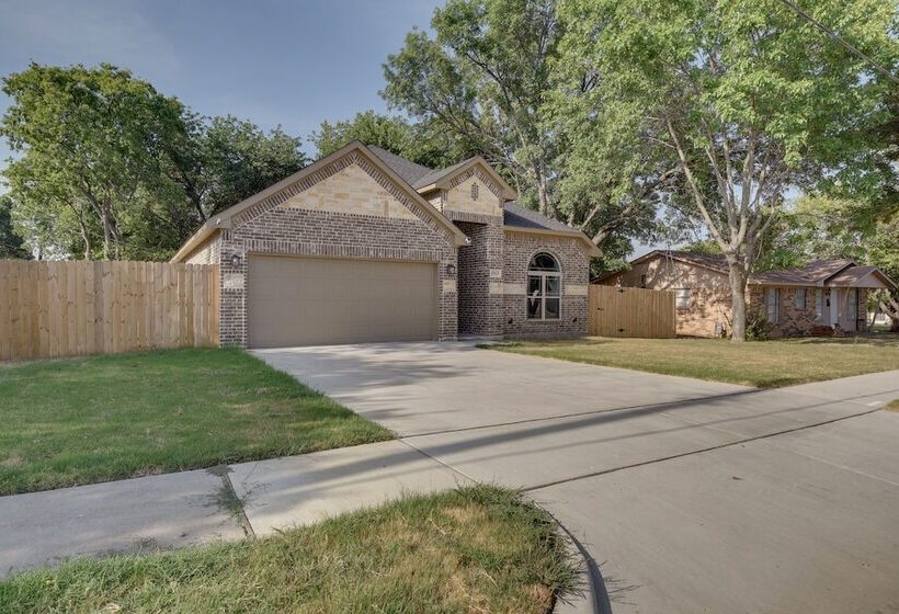 Grand Prairie Gem W/ Yard ~ 5 Mi To At&t Stadium!