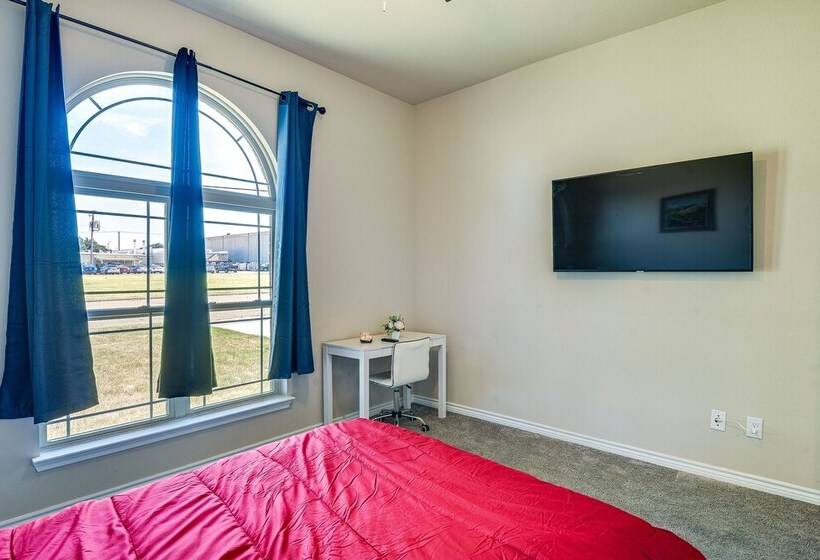 Grand Prairie Gem W/ Yard ~ 5 Mi To At&t Stadium!