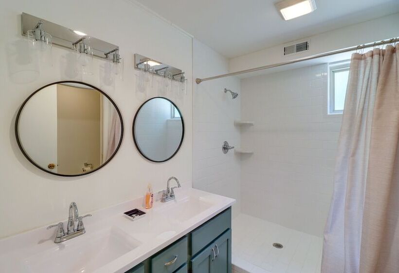 Greers Ferry Hideaway: Lake View, Boat Ramp Access